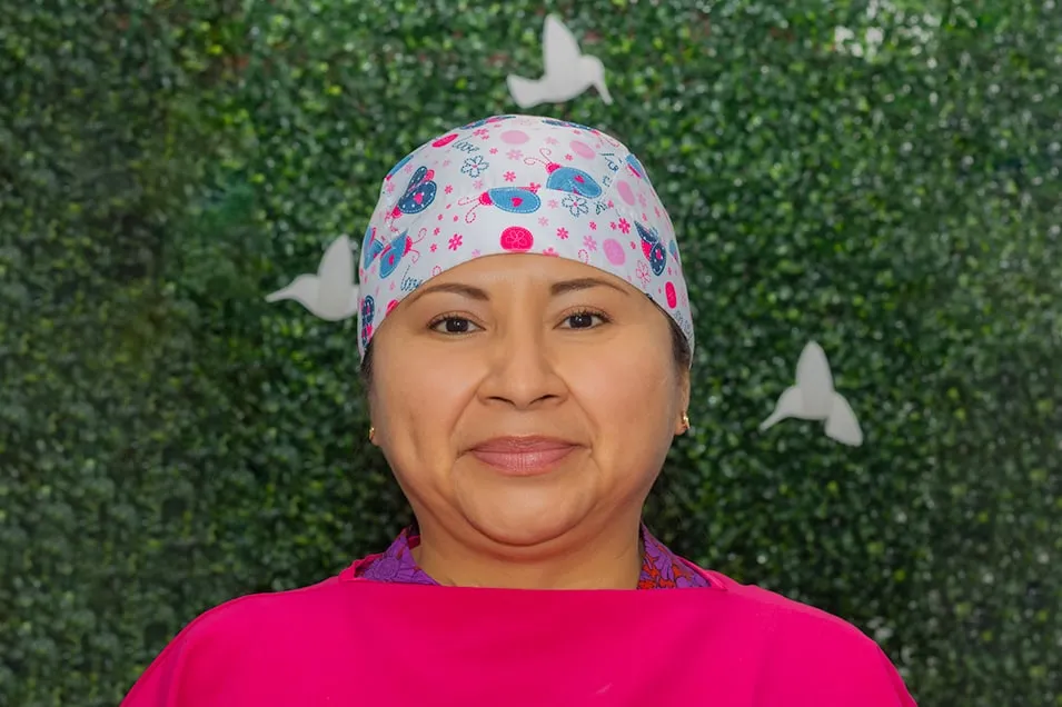 Retrato de la Dra. Evelyn Vásquez Ciriaco, periodoncista en Corregidora, Querétaro